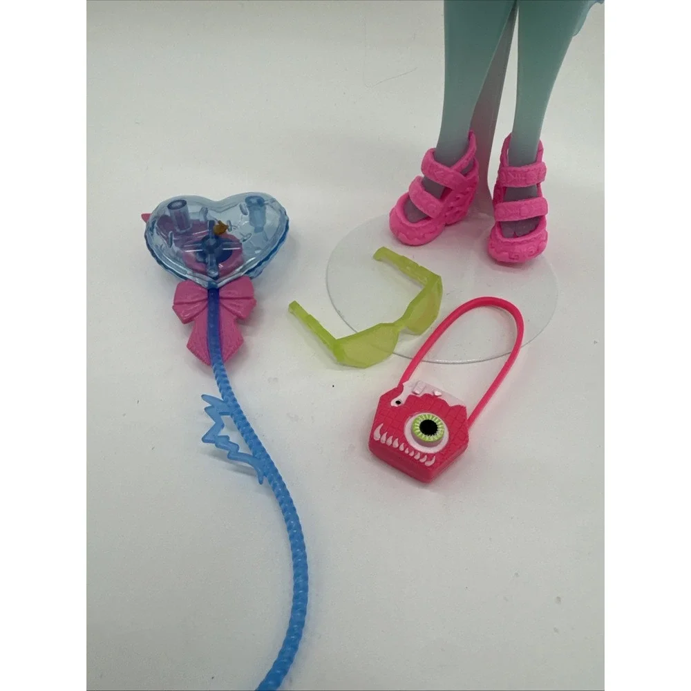 Monster High G3 Day Out Lagoona Blue W/ Stand And Accessories
